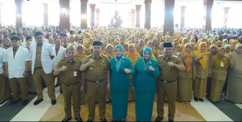 Bupati Madiun Hari Wuryanto dan Wabup dr. Purnomo Hadi berfoto bersama segenap ASN Pemkab Madiun usai apel perdana di Pendopo Ronggo Djoemeno, Senin (3/3/2025) pagi.