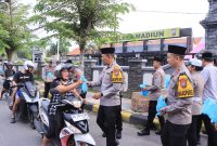 Bagi takjil gratis di depan Mapolres Madiun, Selasa (4/3/2025).