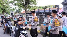 Bagi takjil gratis di depan Mapolres Madiun, Selasa (4/3/2025).