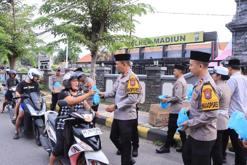 Bagi takjil gratis di depan Mapolres Madiun, Selasa (4/3/2025).
