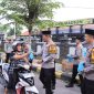 Bagi takjil gratis di depan Mapolres Madiun, Selasa (4/3/2025).