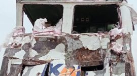 Kondisi lokomotif KA Kertanegara usai mengalami kecelakaan di perlintasan sebidang di Kediri, Senin (10/3/2025). Foto: Humas Daop 7 Madiun for NEUMEDIA 