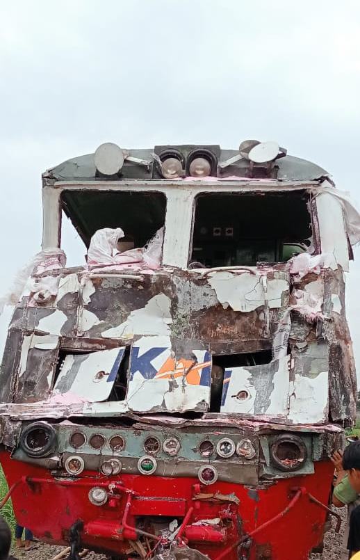 Kondisi lokomotif KA Kertanegara usai mengalami kecelakaan di perlintasan sebidang di Kediri, Senin (10/3/2025). Foto: Humas Daop 7 Madiun for NEUMEDIA 