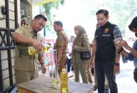 Satgas Pangan Polres Magetan dan Disperindag Magetan temukan Minyakita diduga palsu di sejumlah pasar tradisional di Magetan.