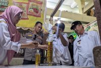 Bupati Madiun Hari Wuryanto (kanan) pantau langsung volume Minyakita yang beredar di wilayah Kabupaten Madiun.