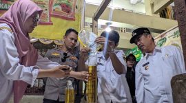 Bupati Madiun Hari Wuryanto (kanan) pantau langsung volume Minyakita yang beredar di wilayah Kabupaten Madiun.