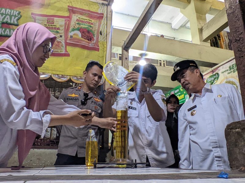 Bupati Madiun Hari Wuryanto (kanan) pantau langsung volume Minyakita yang beredar di wilayah Kabupaten Madiun.