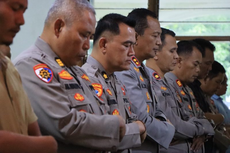 Polres Madiun gelar Salat Gaib untuk tiga anggota Polri di Way Kanan yang gugur dalam tugas. Foto: Humas Polres Madiun