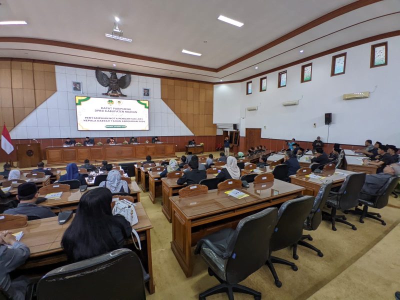 Rapat Paripurna Penyampaian Nota Pengantar Laporan Keterangan Pertanggungjawaban (LKPJ) Kepala Daerah Tahun 2024, di gedung DPRD Kabupaten Madiun, Kamis (20/3/2025).