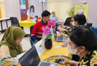 Petugas Prodia sedang melakukan pemeriksaan kesehatan kepada sejumlah warga. Foto: Prodia