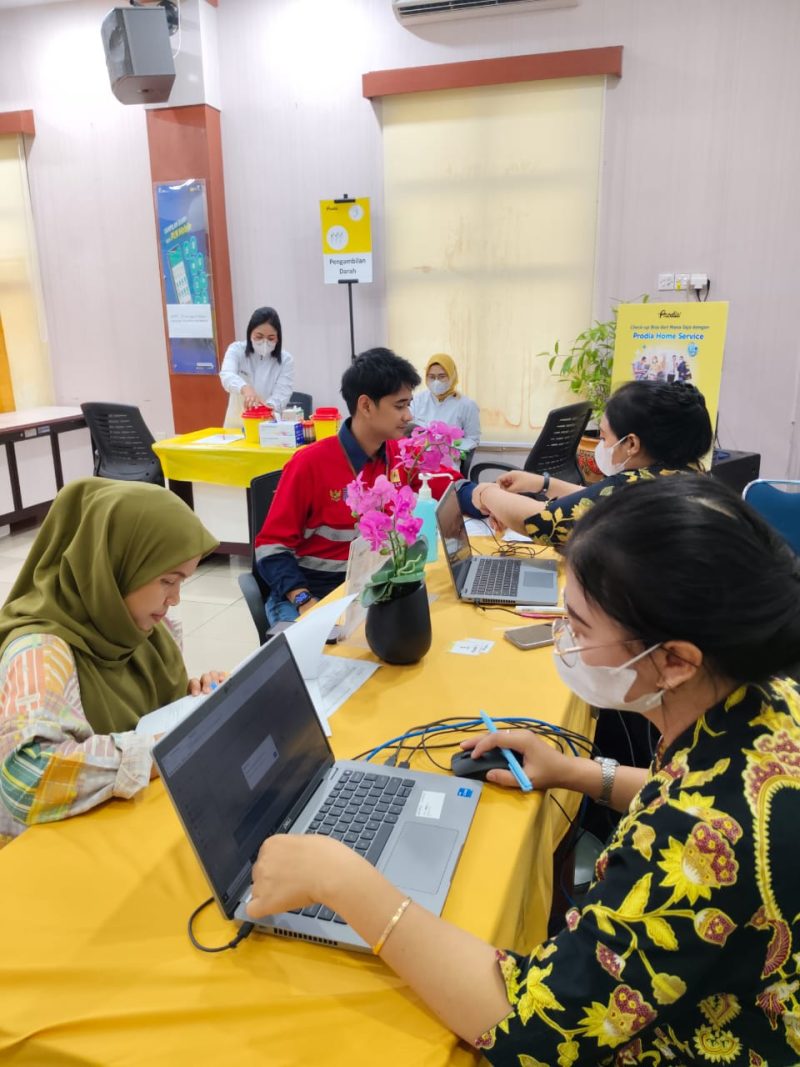 Petugas Prodia sedang melakukan pemeriksaan kesehatan kepada sejumlah warga. Foto: Prodia