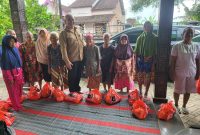 Ketua DPRD Kabupaten Madiun, Fery Sudarsono bagikan paket sembako kepada Lansia warga Desa Wonorejo, Jumat (21/3/2025)