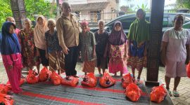 Ketua DPRD Kabupaten Madiun, Fery Sudarsono bagikan paket sembako kepada Lansia warga Desa Wonorejo, Jumat (21/3/2025)