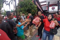 Suasana bagi takjil gratis di depan kantor DPC PDIP Kota Madiun, Minggu (23/3/2025) sore.