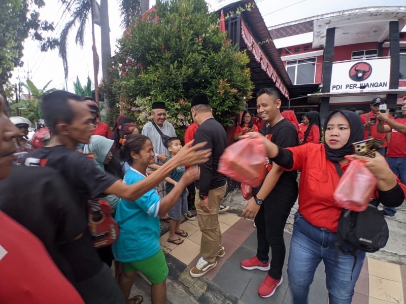 Suasana bagi takjil gratis di depan kantor DPC PDIP Kota Madiun, Minggu (23/3/2025) sore.