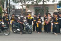 Pendekar PSHW Tunas Muda turun ke jalan bagikan takjil gratis untuk masyarakat.