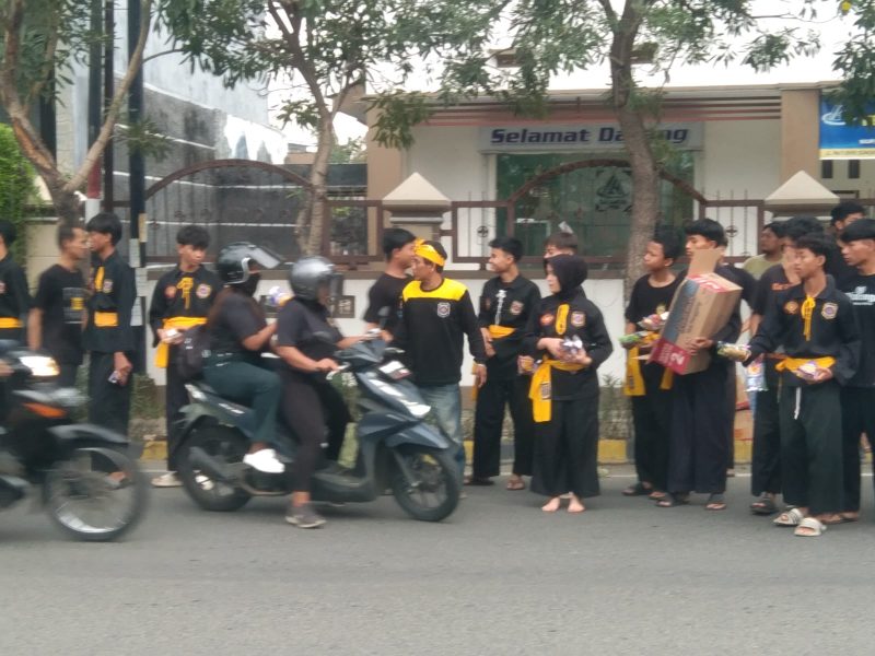 Pendekar PSHW Tunas Muda turun ke jalan bagikan takjil gratis untuk masyarakat.
