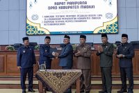 Dua Rancangan Peraturan Daerah (Raperda) resmi disahkan menjadi Peraturan Daerah (Perda) Kabupaten Madiun.