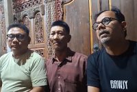 Samsuri didampingi kuasa hukumnya, Haris Azhar (kanan) dan Wahyu Dhita Putranto (kiri) saat memberikan keterangan pers. Foto: Haris Azhar Law Office (HALO)