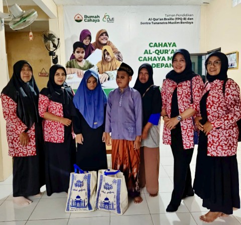 Aksi sosial Tiara Kusuma Ngawi di bulan Ramadan, bagi-bagi sembako dan potong rambut gratis.