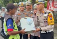 Kasat Lantas Polres Madiun AKP Andrian Permana memberikan bingkisan lebaran kepada Supeltas.