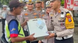 Kasat Lantas Polres Madiun AKP Andrian Permana memberikan bingkisan lebaran kepada Supeltas.