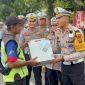 Kasat Lantas Polres Madiun AKP Andrian Permana memberikan bingkisan lebaran kepada Supeltas.