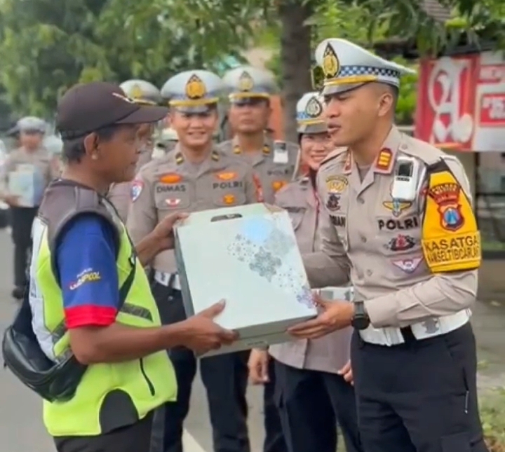 Kasat Lantas Polres Madiun AKP Andrian Permana memberikan bingkisan lebaran kepada Supeltas.