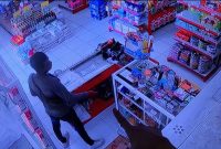 Aksi pencurian dua buah HP milik kasir minimarket di Madiun terekam CCTV.
