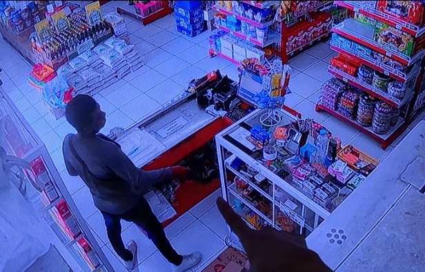 Aksi pencurian dua buah HP milik kasir minimarket di Madiun terekam CCTV.