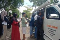Antrean warga untuk mengurus administrasi kependudukan lewat layanan mobil keliling Leladi Sesami Disdukcapil Kabupaten Madiun, Jumat (4/4/2025) di Pujasera, Jiwan.