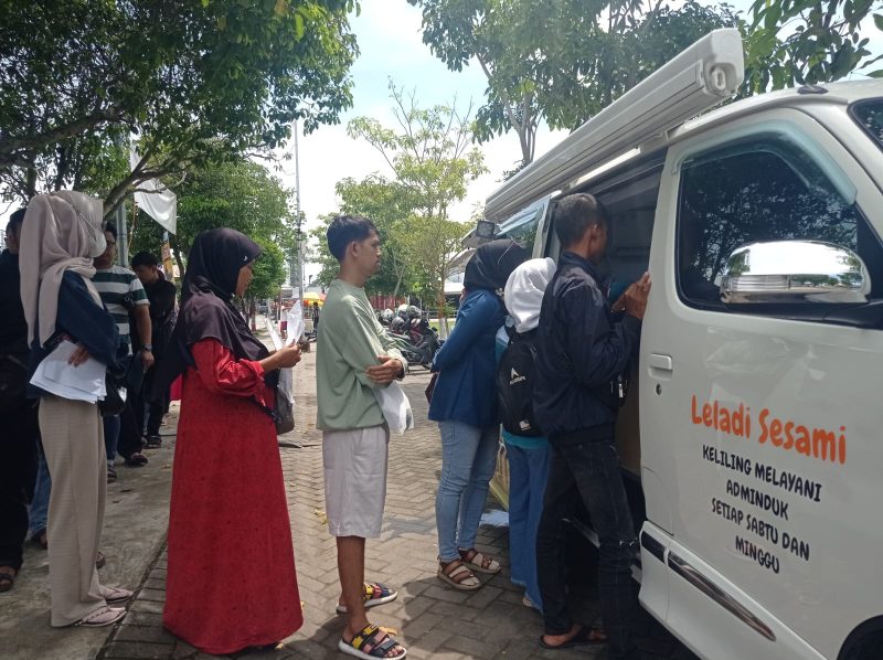 Antrean warga untuk mengurus administrasi kependudukan lewat layanan mobil keliling Leladi Sesami Disdukcapil Kabupaten Madiun, Jumat (4/4/2025) di Pujasera, Jiwan.