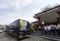 Bupati Madiun Hari Wuryanto didampingi Wabup dr. Purnomo Hadi dan jajaran Forkopimda serta Kepala OPD berangkatkan peserta Balik Gratis Lebaran 2025 Kabupaten Madiun, Minggu (6/4/2025)