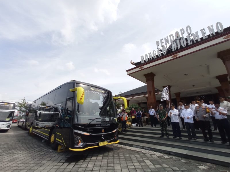 Bupati Madiun Hari Wuryanto didampingi Wabup dr. Purnomo Hadi dan jajaran Forkopimda serta Kepala OPD berangkatkan peserta Balik Gratis Lebaran 2025 Kabupaten Madiun, Minggu (6/4/2025)