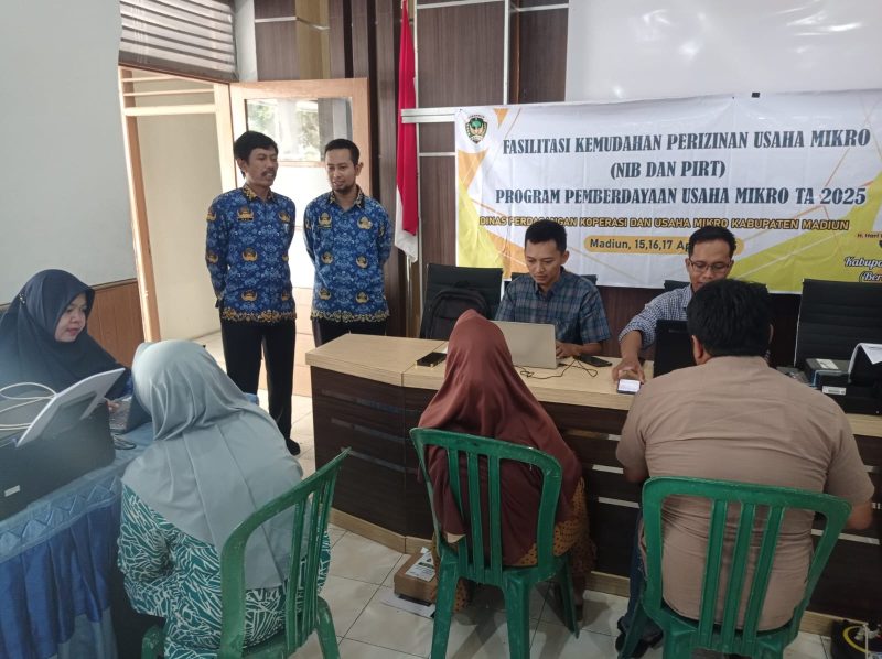 Fasilitasi kemudahan perizinan usaha mikro di kantor Kecamatan Jiwan, Kamis (17/4/2025).