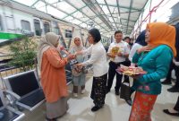 PT KAI Daop 7 Madiun bagikan bucket bumbu dapur kepada penumpang perempuan di Hari Kartini, Senin (21/4/2025).