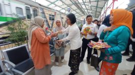PT KAI Daop 7 Madiun bagikan bucket bumbu dapur kepada penumpang perempuan di Hari Kartini, Senin (21/4/2025).
