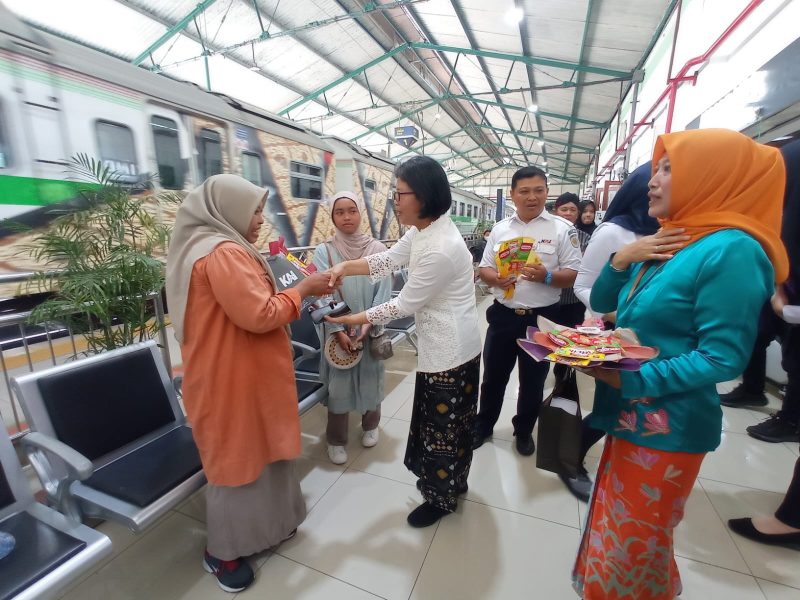 PT KAI Daop 7 Madiun bagikan bucket bumbu dapur kepada penumpang perempuan di Hari Kartini, Senin (21/4/2025).