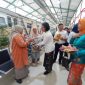 PT KAI Daop 7 Madiun bagikan bucket bumbu dapur kepada penumpang perempuan di Hari Kartini, Senin (21/4/2025).