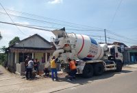 Proses pengecoran pondasi tiang lampu relokasi APJ Eksisting di Desa Bukur, Kecamatan Jiwan.