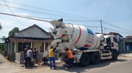 Proses pengecoran pondasi tiang lampu relokasi APJ Eksisting di Desa Bukur, Kecamatan Jiwan.