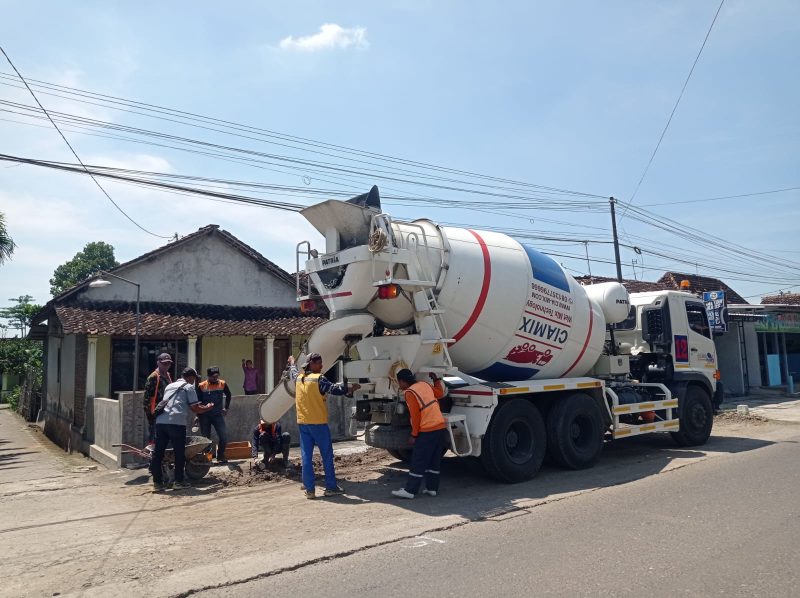 Proses pengecoran pondasi tiang lampu relokasi APJ Eksisting di Desa Bukur, Kecamatan Jiwan.