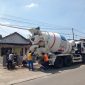 Proses pengecoran pondasi tiang lampu relokasi APJ Eksisting di Desa Bukur, Kecamatan Jiwan.