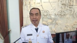 Bupati Madiun Hari Wuryanto memberikan penjelasan kepada awak media usai zoom meeting dengan Wamendagri di pendopo Muda Graha, Jumat (25/4/2025)