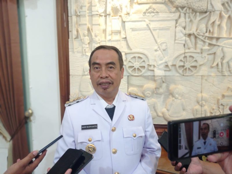 Bupati Madiun Hari Wuryanto memberikan penjelasan kepada awak media usai zoom meeting dengan Wamendagri di pendopo Muda Graha, Jumat (25/4/2025)
