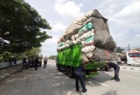 Sebuah truk terjaring razia gabungan Satlantas Polres Madiun bersama Dinas Perhubungan (Dishub) Kabupaten Madiun di Jalan Raya Madiun–Surabaya, tepatnya di kawasan exit tol Dumpil, Rabu (30/4/2025).