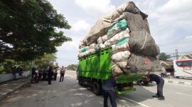Sebuah truk terjaring razia gabungan Satlantas Polres Madiun bersama Dinas Perhubungan (Dishub) Kabupaten Madiun di Jalan Raya Madiun–Surabaya, tepatnya di kawasan exit tol Dumpil, Rabu (30/4/2025).