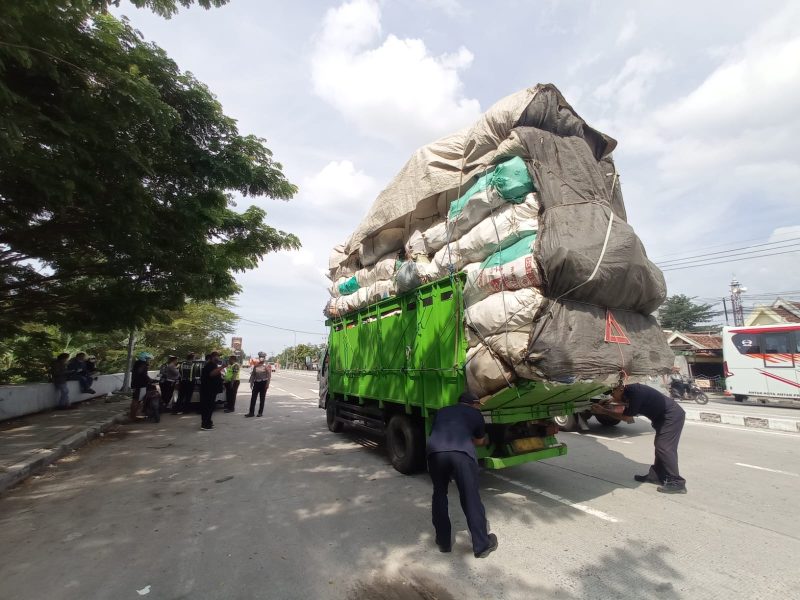 Sebuah truk terjaring razia gabungan Satlantas Polres Madiun bersama Dinas Perhubungan (Dishub) Kabupaten Madiun di Jalan Raya Madiun–Surabaya, tepatnya di kawasan exit tol Dumpil, Rabu (30/4/2025).