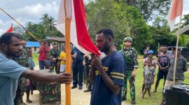 Anggota OPM yang kembali ke pangkuan NKRI mencium bendera Merah Putih. Foto : Yonif 501 Bajra Yudha