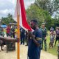 Anggota OPM yang kembali ke pangkuan NKRI mencium bendera Merah Putih. Foto : Yonif 501 Bajra Yudha